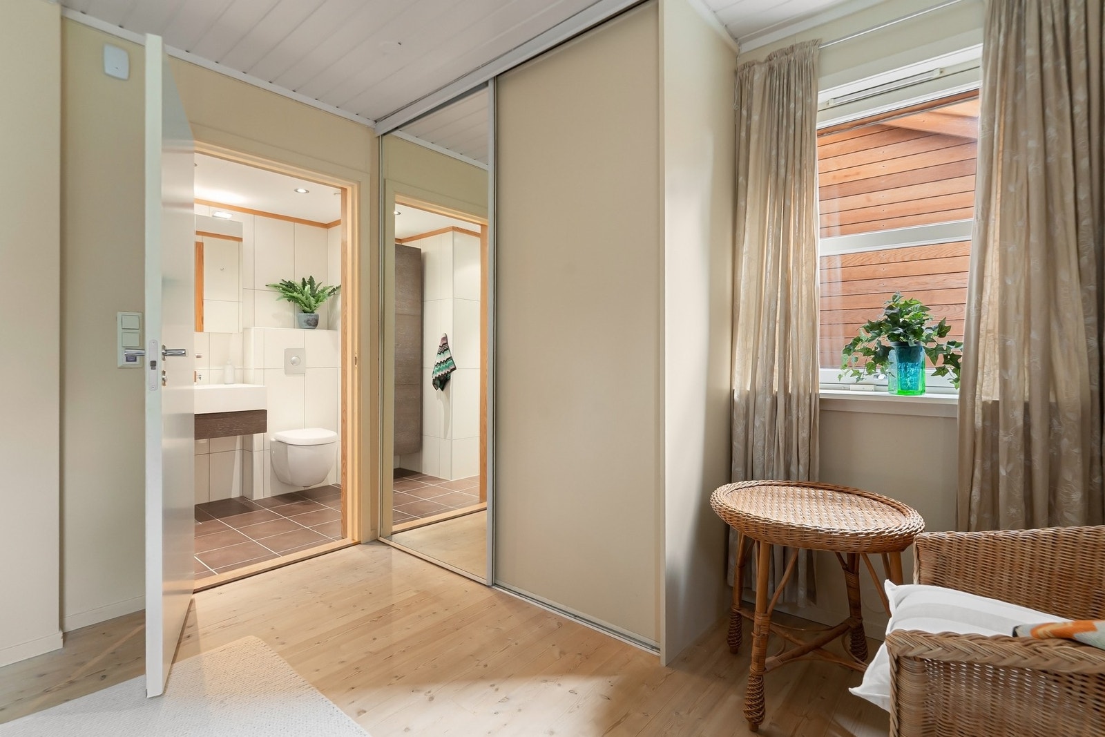 Fra soverommet er det adkomst til eget bad. Galleribilde