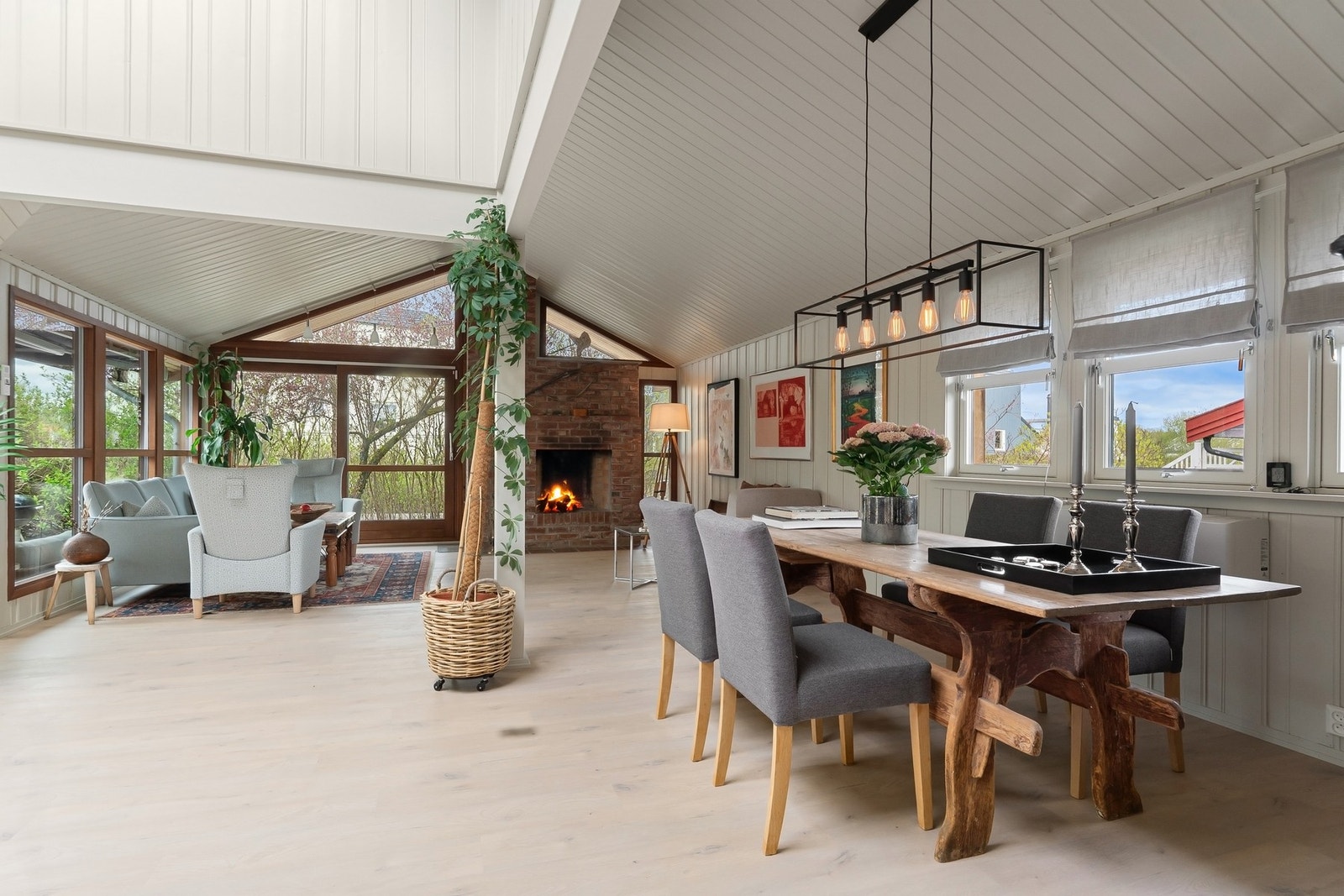 I 2024 ble det lagt nye gulv i stue, kjøkken og kontor. Galleribilde