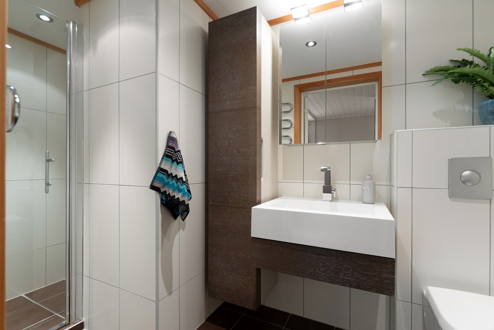 Delikat, flislagt baderom fra 2007 med varmekabler i gulv. Galleribilde