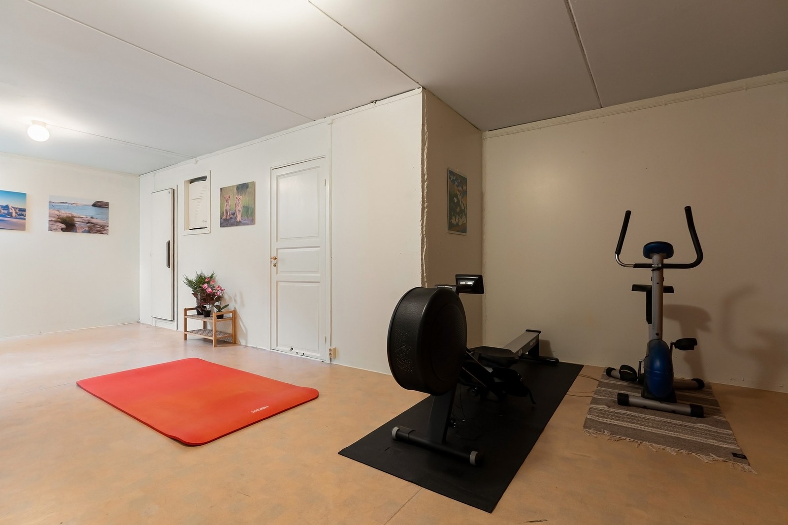 Passer perfekt som trimrom, hobbyrom eller for ekstra oppbevaring. Galleribilde