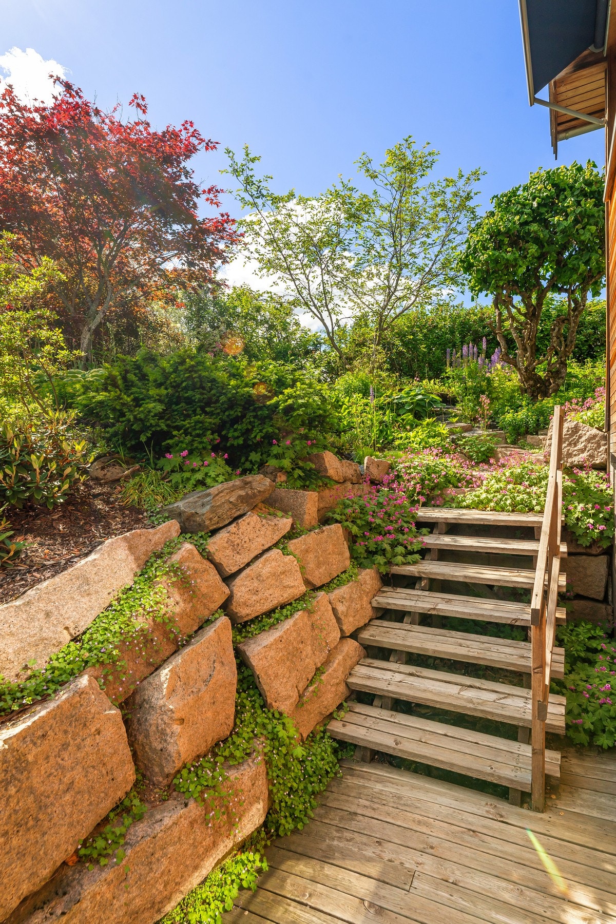 Fra boligen er det kort avstand til nærbutikk/apotek, samt skole og barnehage. Galleribilde