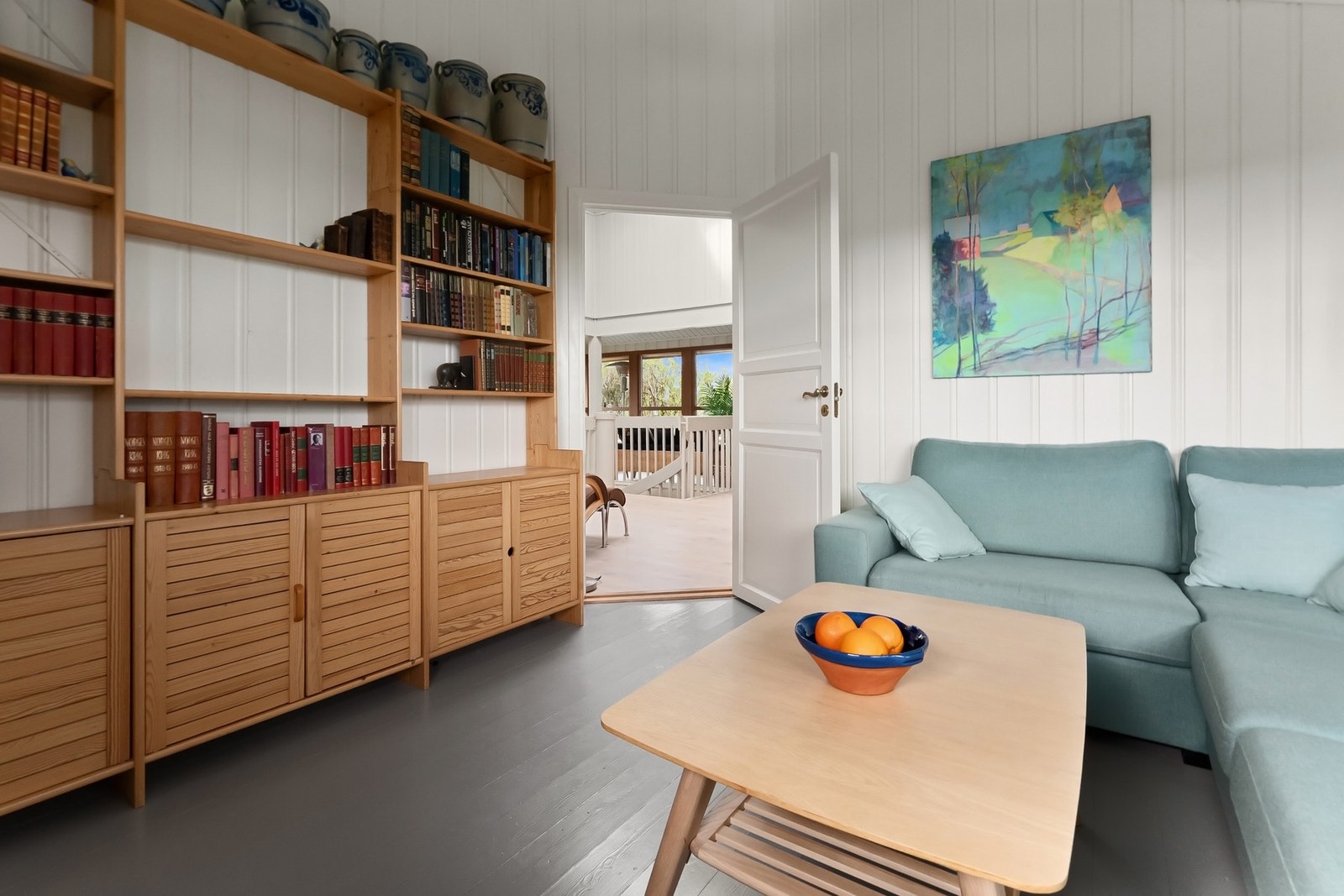 TV-stue med flere kombinasjons- og bruksmuligheter som f.eks soverom eller bibliotek. Galleribilde