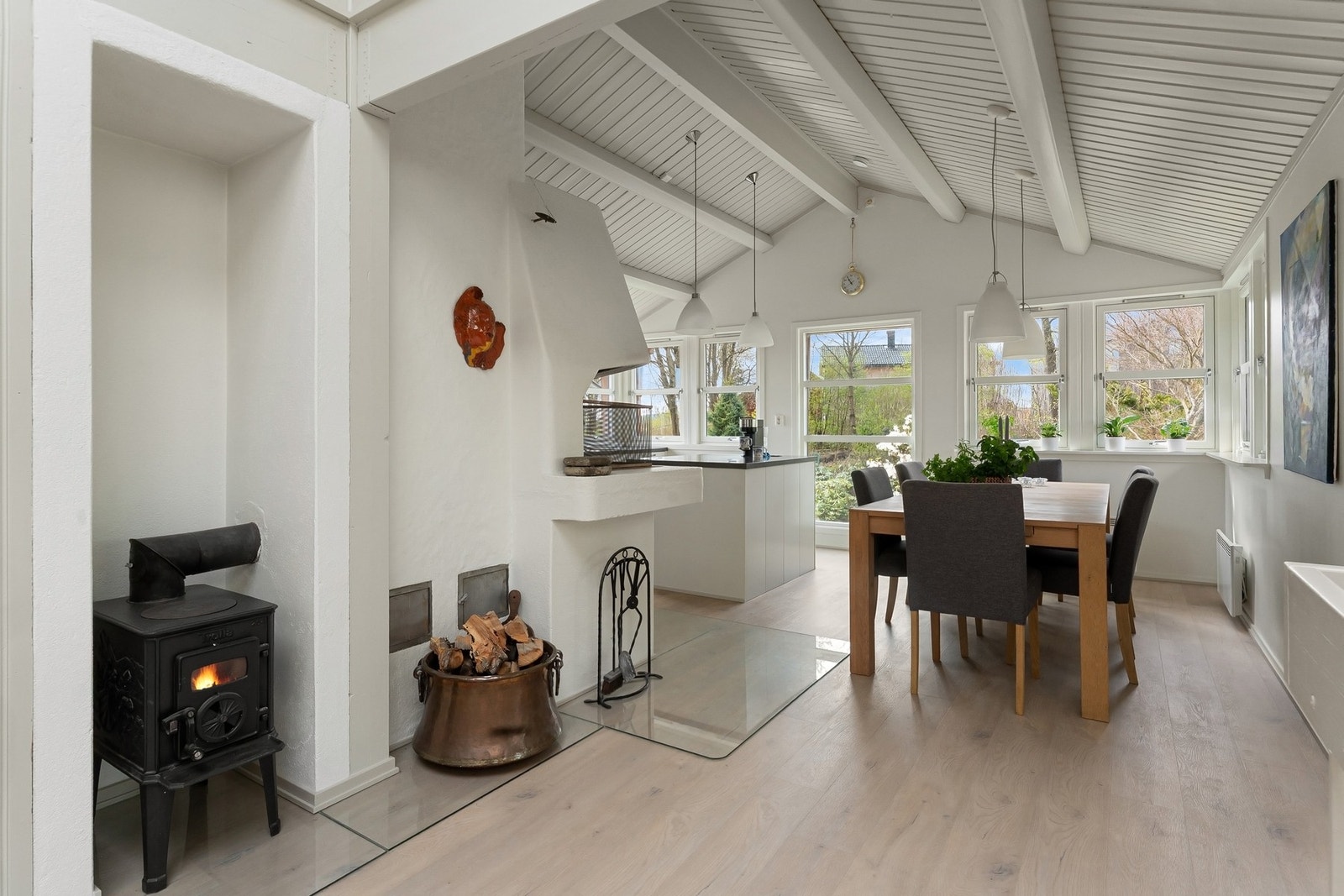 Boligen har flere ildsteder. Galleribilde