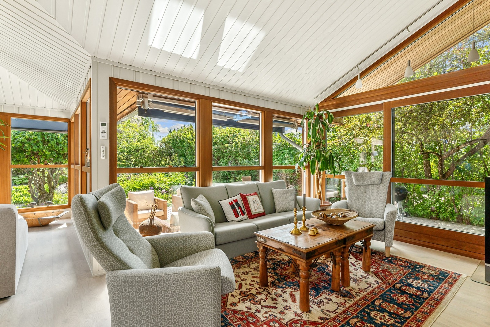 Boligens hovedetasje er åpen og luftig, med store gode oppholdsrom. Galleribilde