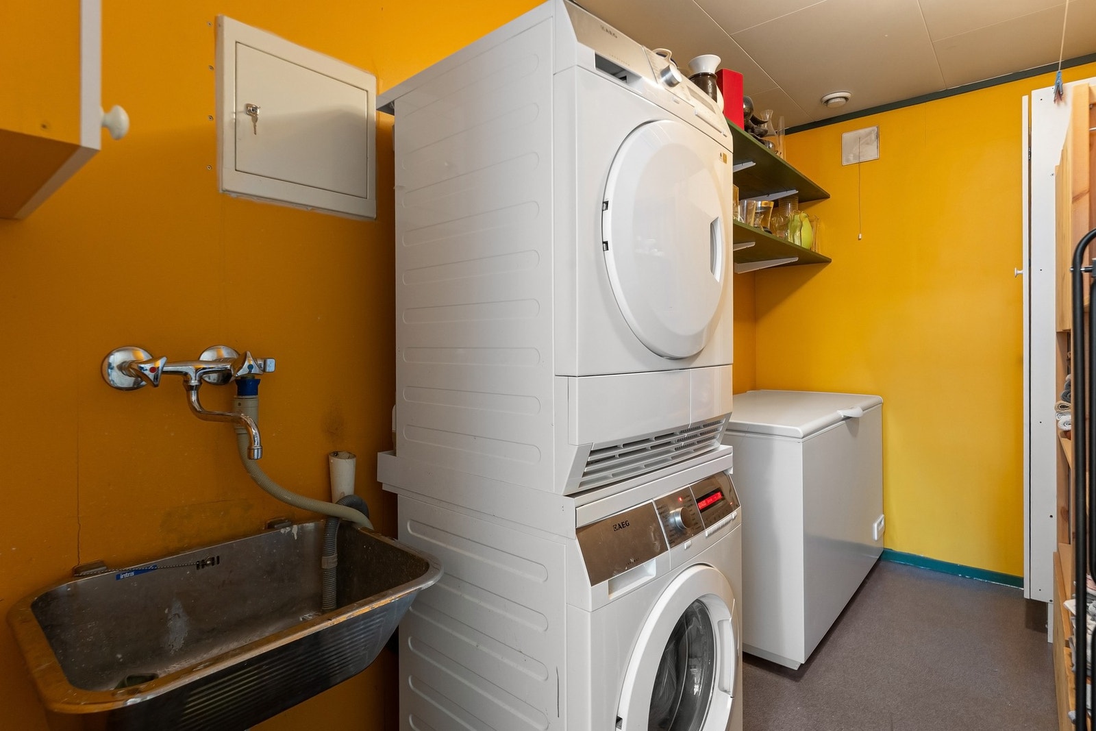 Praktisk vaskerom med opplegg for vaskemaskin og tørketrommel. Galleribilde
