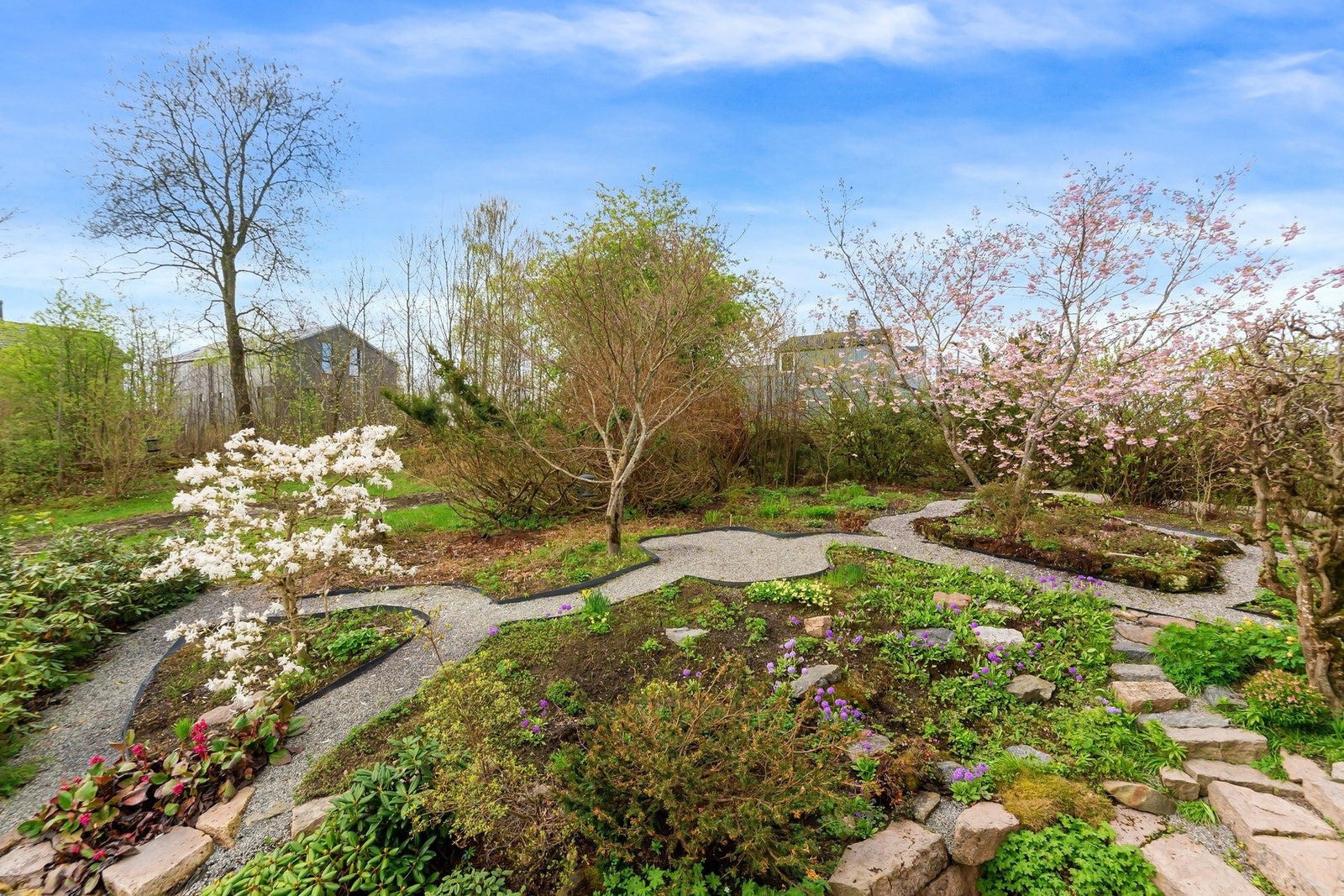 Skjermet og vakkert uteområde, pent opparbeidet med trær, busker og beplantning. Galleribilde