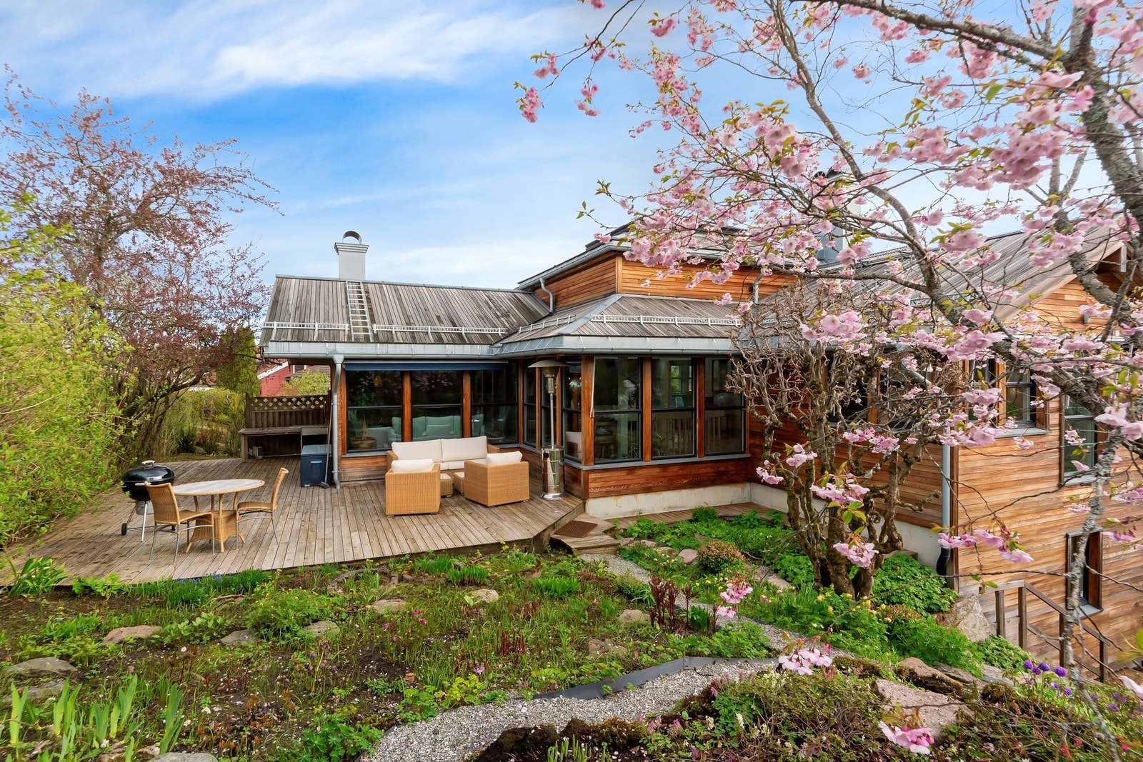 Hagen er frodig og velholdt, og uteområdet byr på en stor terrasse vendt mot sydvest og nordvest. Galleribilde