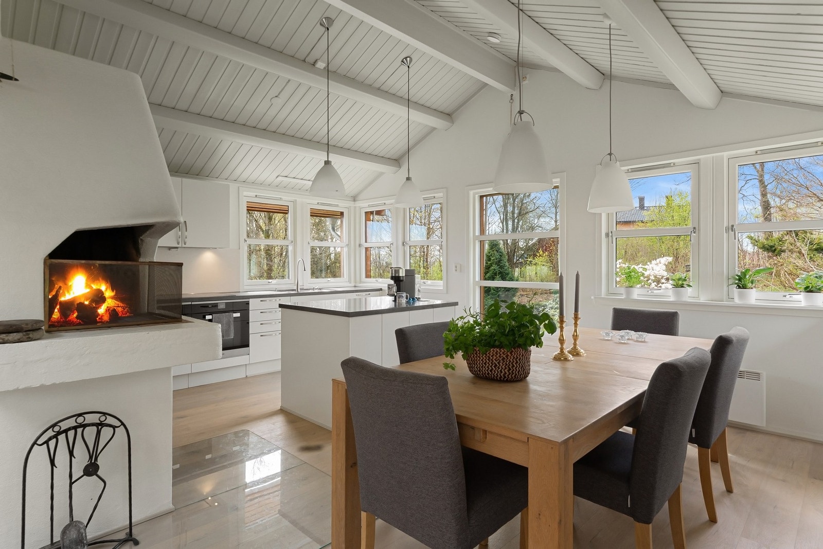 Lunt og hjemmekoselig kjøkken med innredning fra HTH. Galleribilde