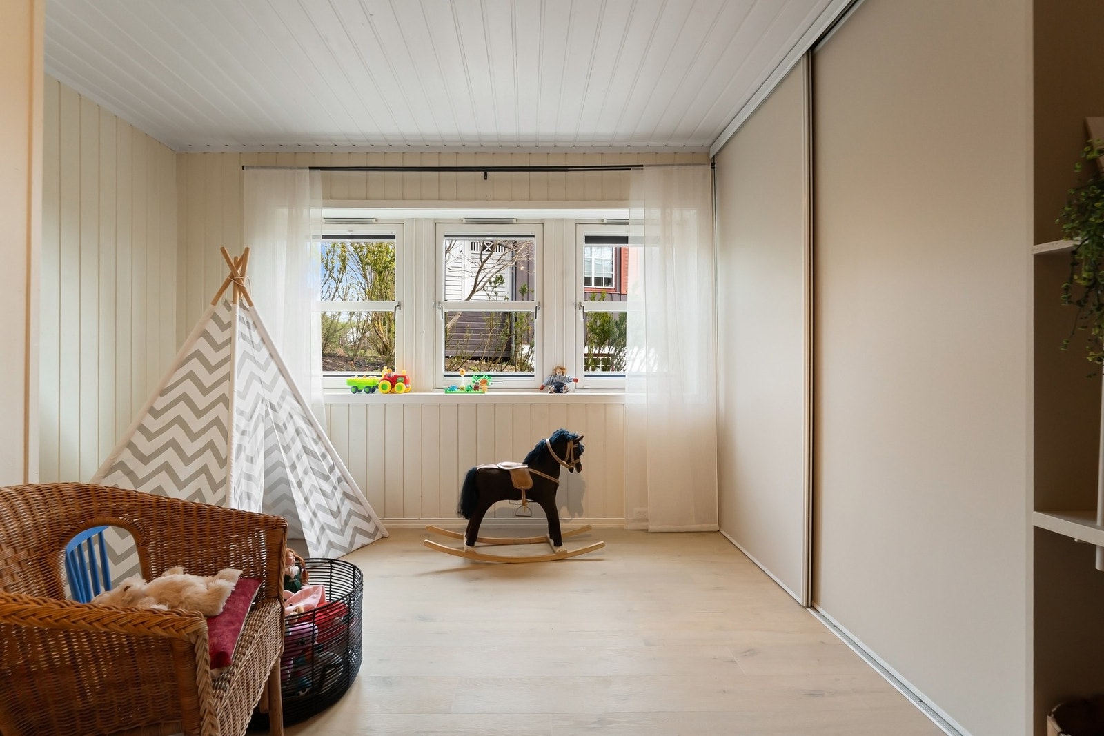 Stor skyvedørskarderobe med god oppbevaringsplass. Galleribilde