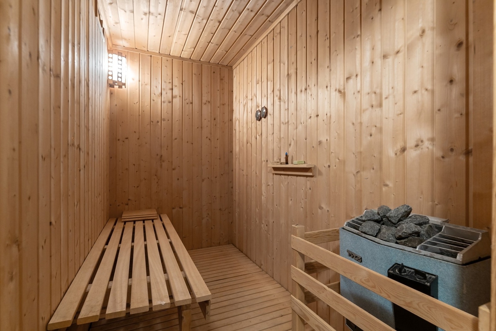 Badstue med benk og ovn. Galleribilde