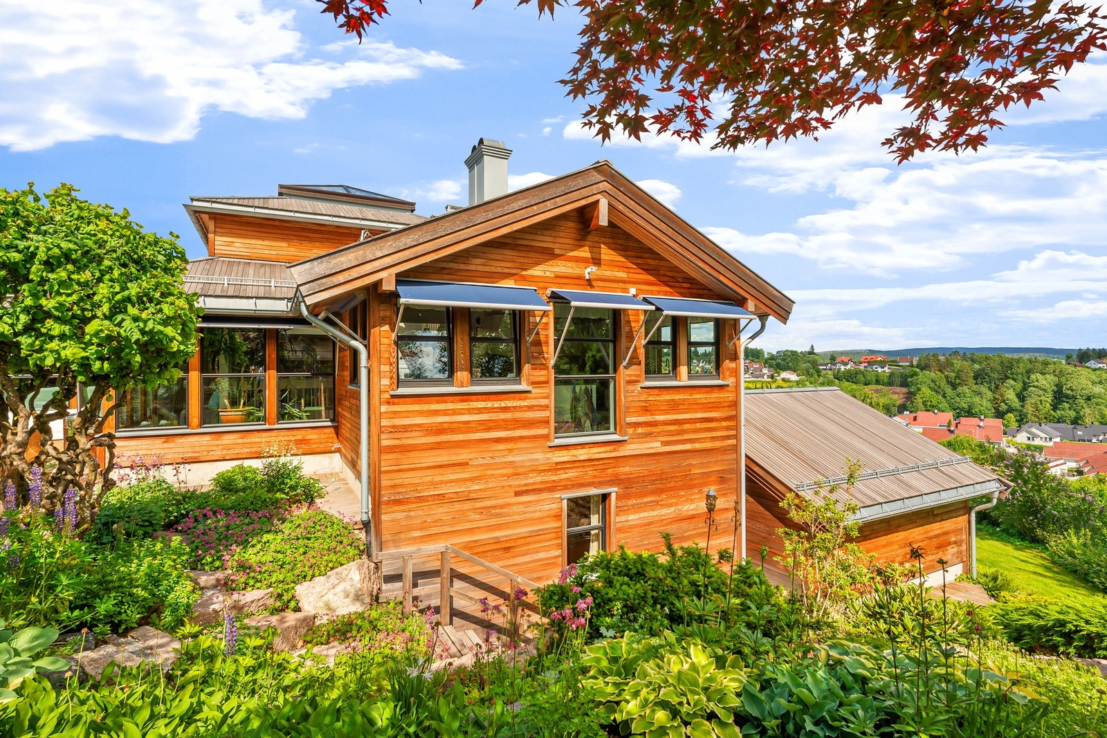 Fasade og tak er kledd med vedlikeholdsfri kanadisk Cedertre. Galleribilde