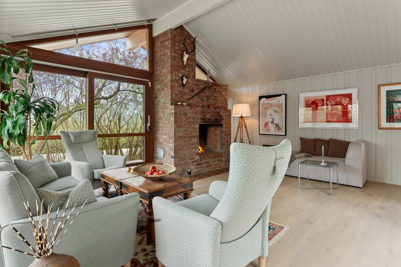 Stuen har store vindusflater som slipper inn rikelig med dagslys og bidrar til en lys og luftig atmosfære i hele boligen. Galleribilde