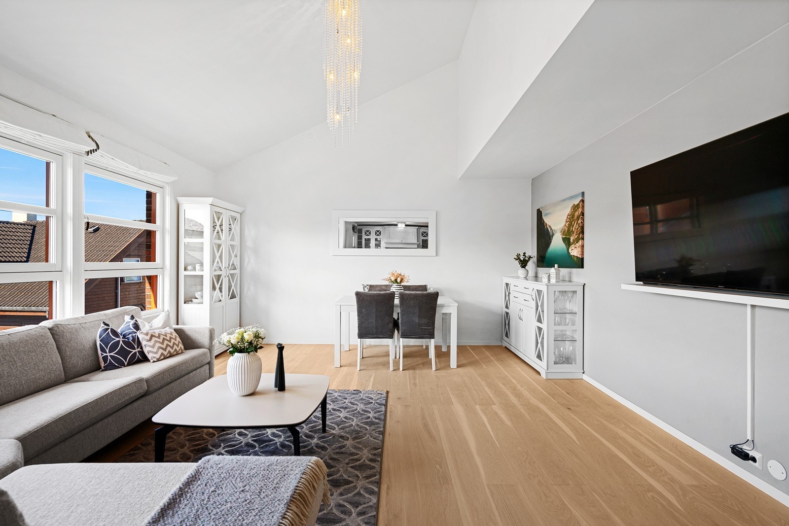 I stuen er det god plass til båd sofagruppe og spisebord Galleribilde