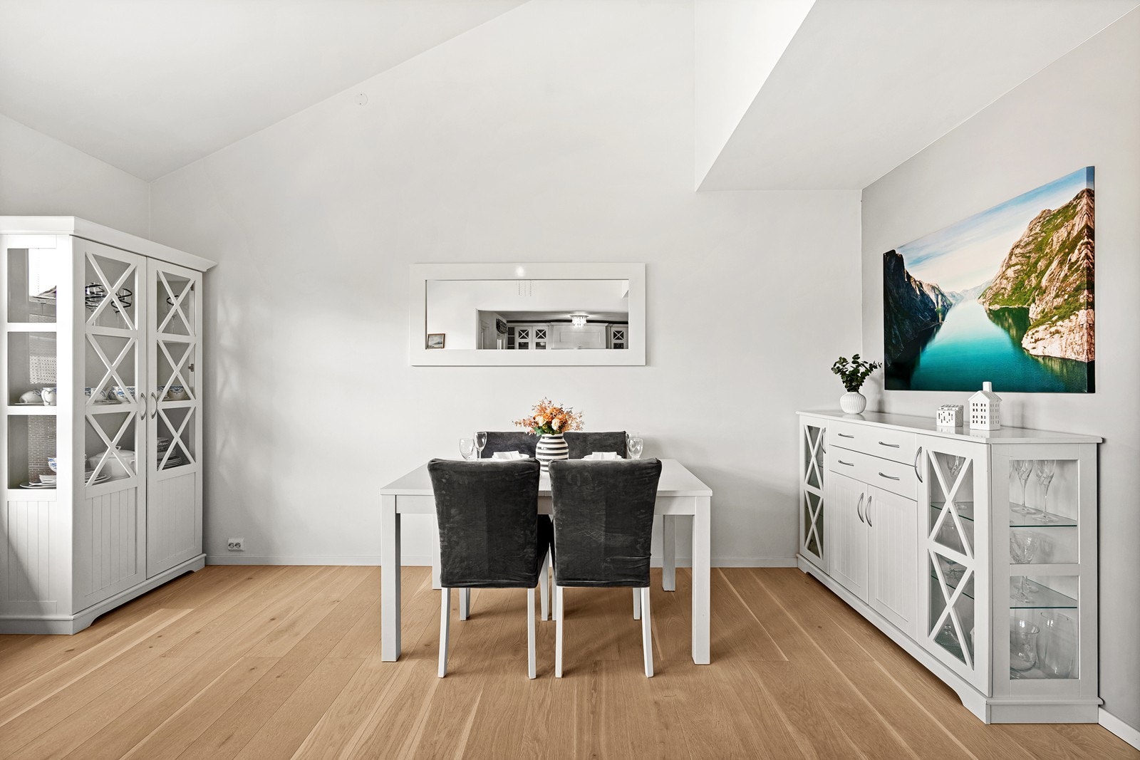 Her har man god plass til stort spisebord hvor man kan dekke til familie og venner Galleribilde