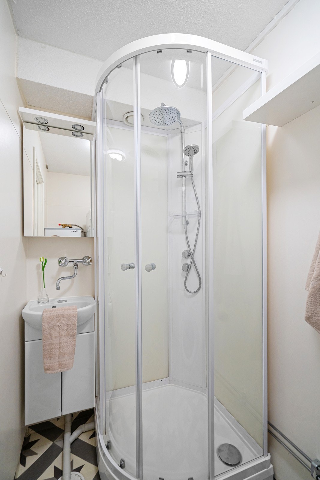 Vaskerom med dusjkabinett. Galleribilde