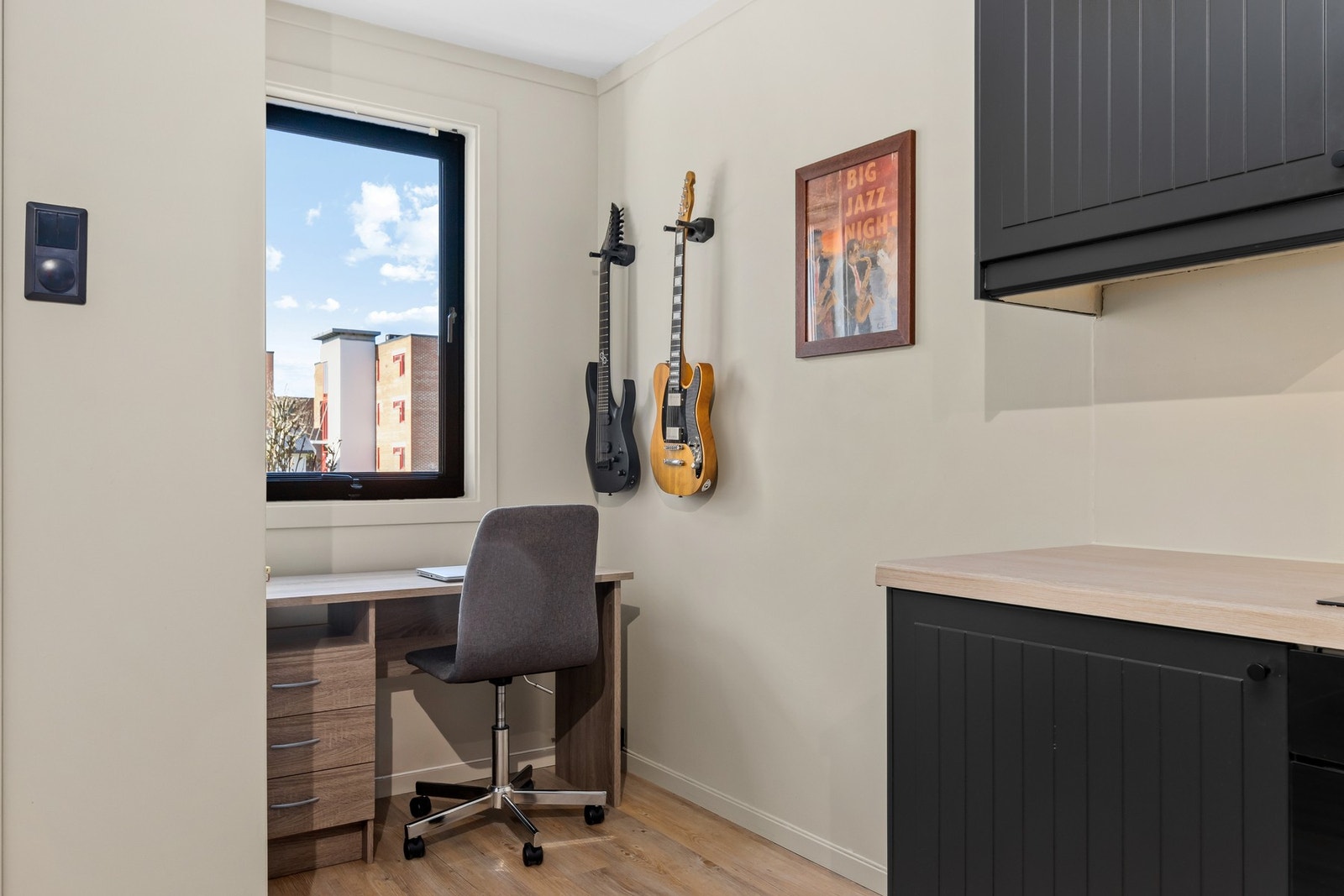 Kontorplass ved kjøkkenet. Galleribilde