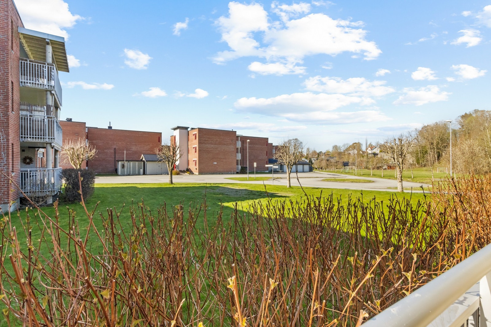 Sør/vest vendt og "åpent lende" på fremsiden av leiligheten Galleribilde