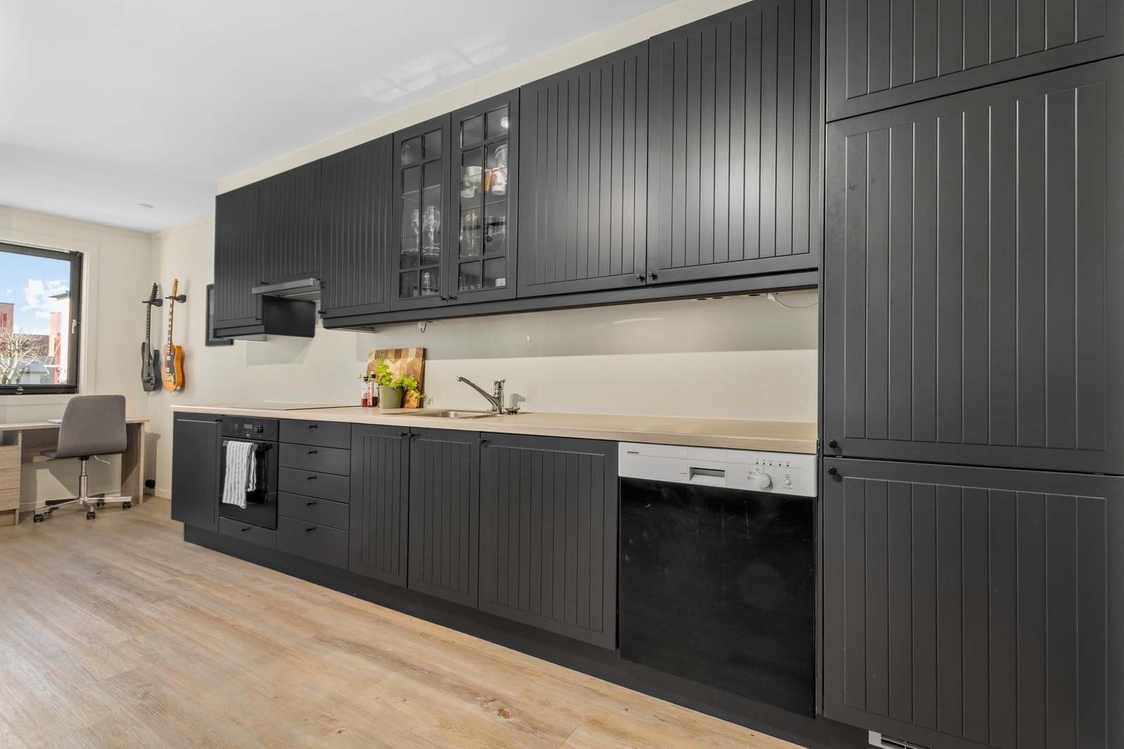 Kjøkken med innebygde hvitevarer. Galleribilde