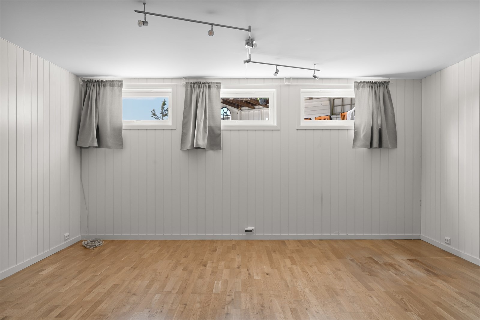 Romslig kjellerstue med god plass til både sittegrupper og spisebord (ikke byggemeldt) Galleribilde