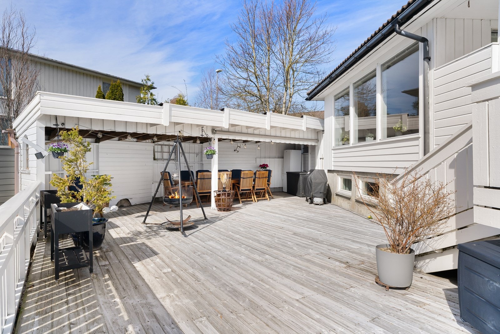 Stor og solrik terrasse Galleribilde
