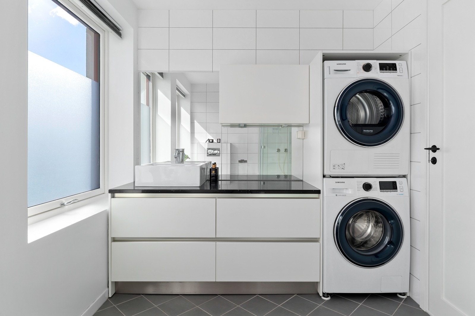 Badet er helfliset med varme i gulvet Galleribilde