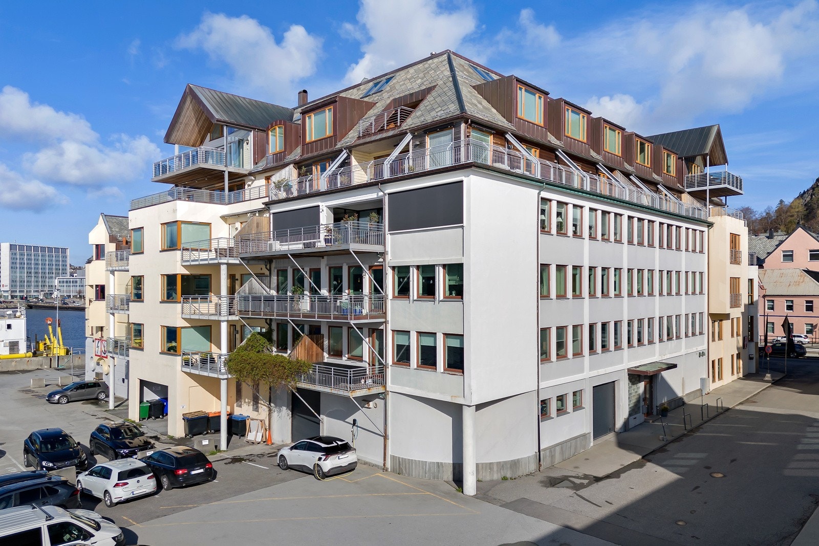 Her er det både egen parkering på kaia, og heis til leiligheten. Galleribilde