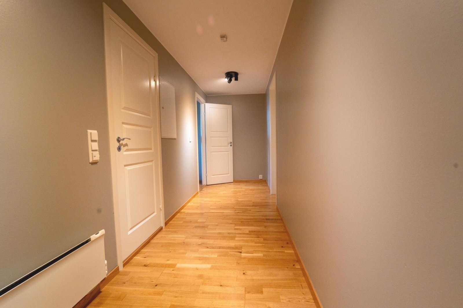 Gang fra stua/kjøkkenet til bad og soverom Galleribilde