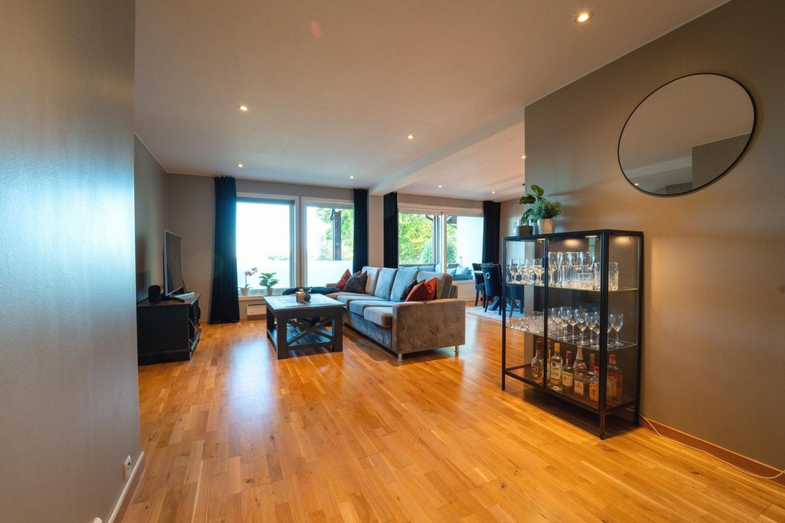 Stua har en åpen løsning hvor det kommer godt med sollys inn Galleribilde