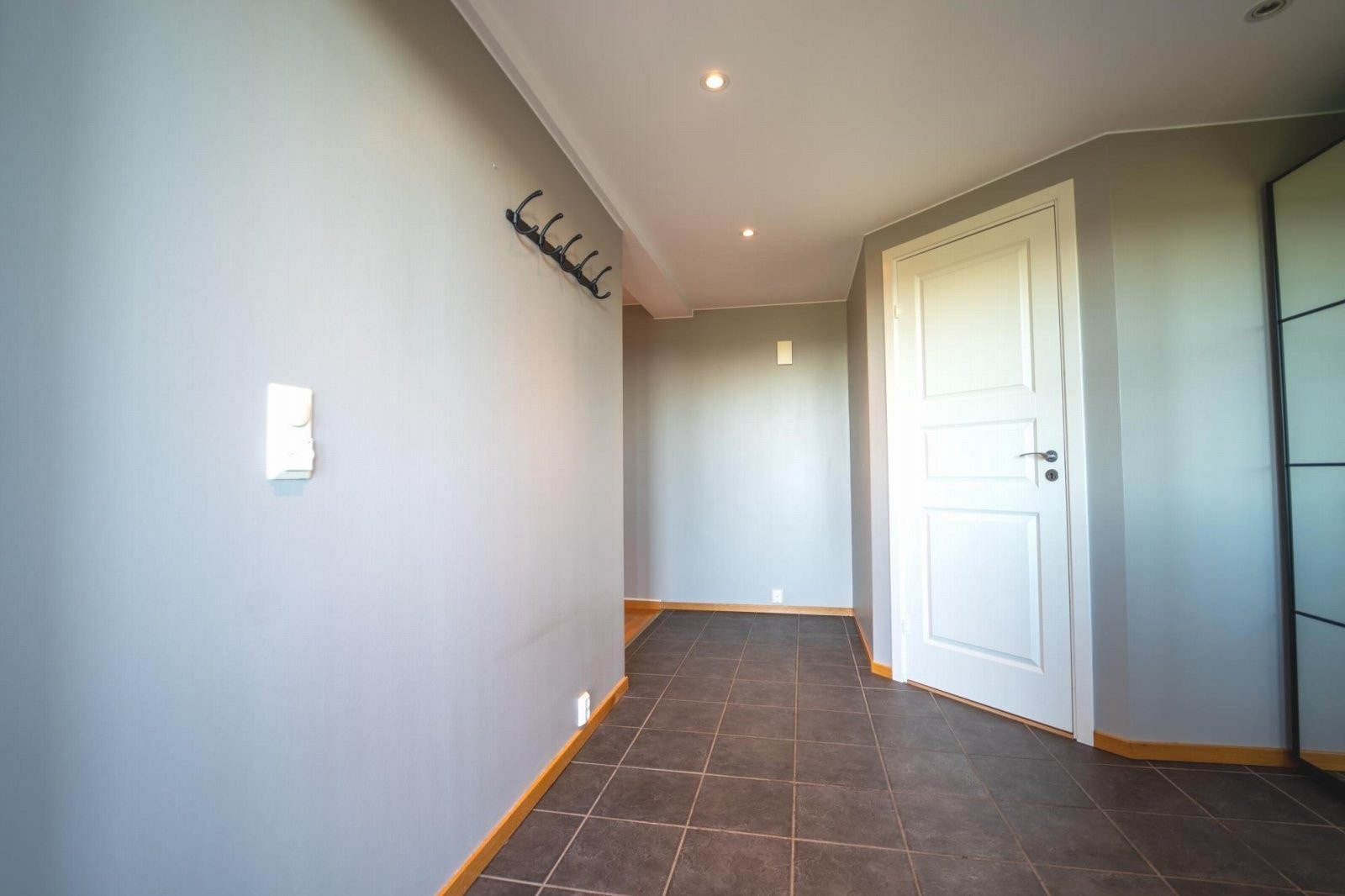 God plass til både garderobeskap og kommode Galleribilde