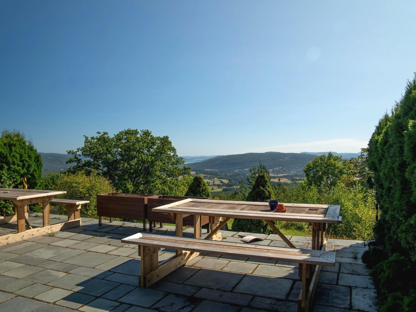 Felles uteområde for sameie på nedsiden av bygget Galleribilde