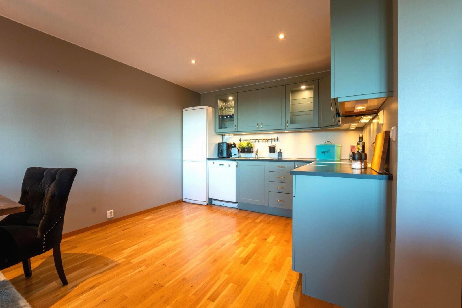 Åpen kjøkkenløsning med god plass Galleribilde