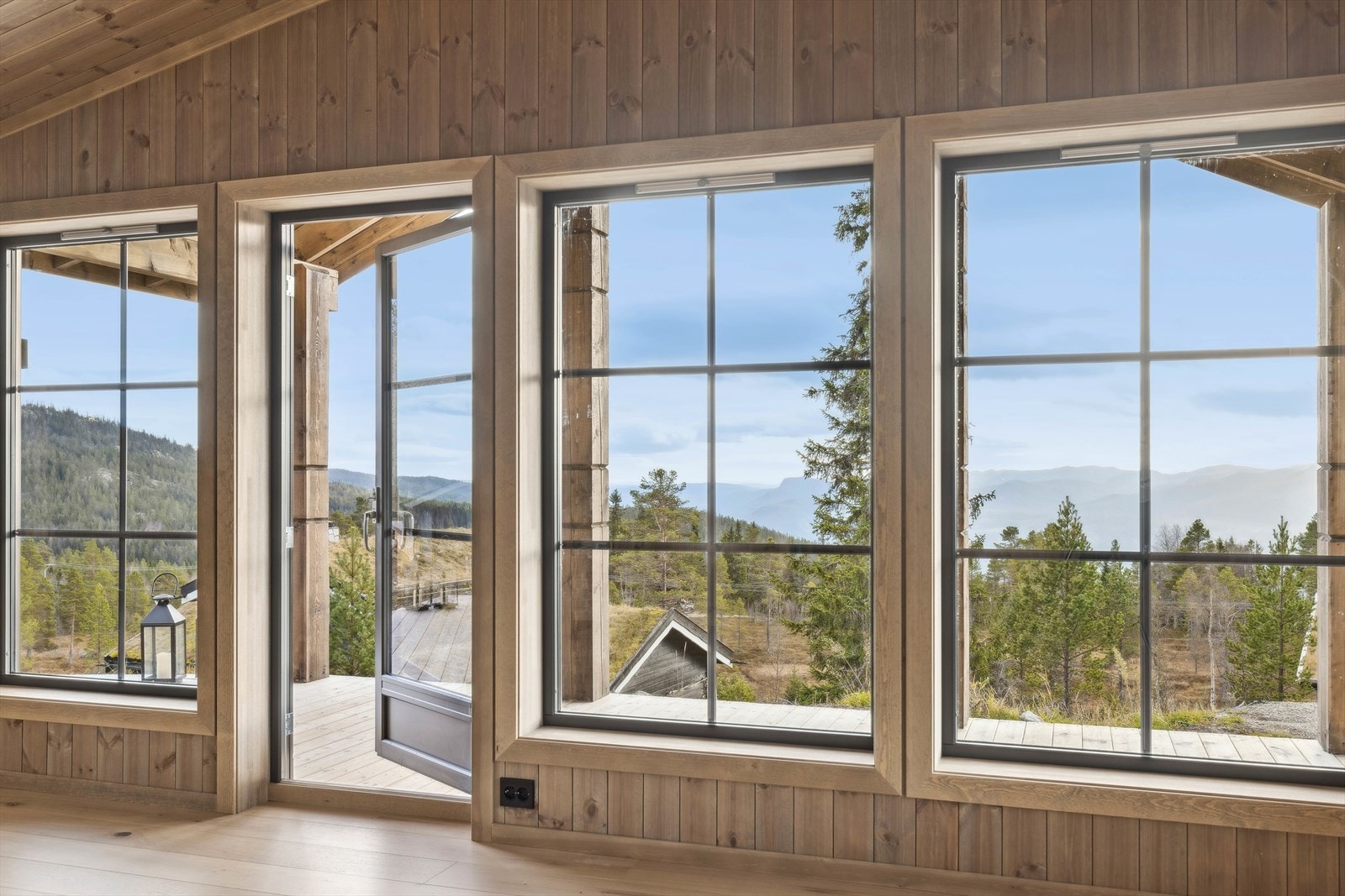 Fra stuen er det utgang til delvis overbygget terrasse med meget gode solforhold. Galleribilde