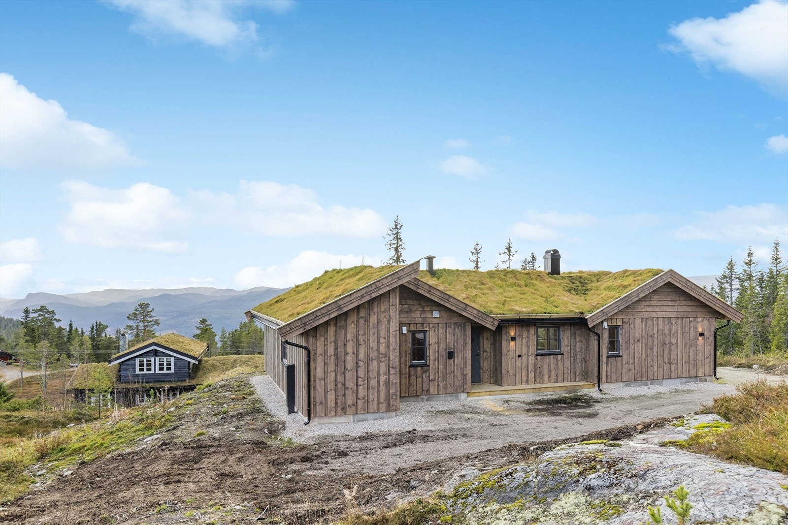 Denne flotte fritidsboligen sto nyoppført i 2024 og har en meget familievennlig planløsning med alt på samme plan. Galleribilde