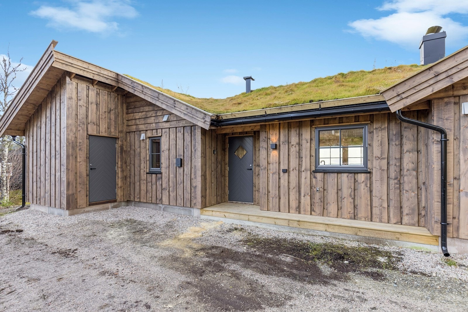 Nær inngangspartiet er det en praktisk bod med utvendig adkomst, hvor dere kan plassere skiutstyr o.l. Galleribilde