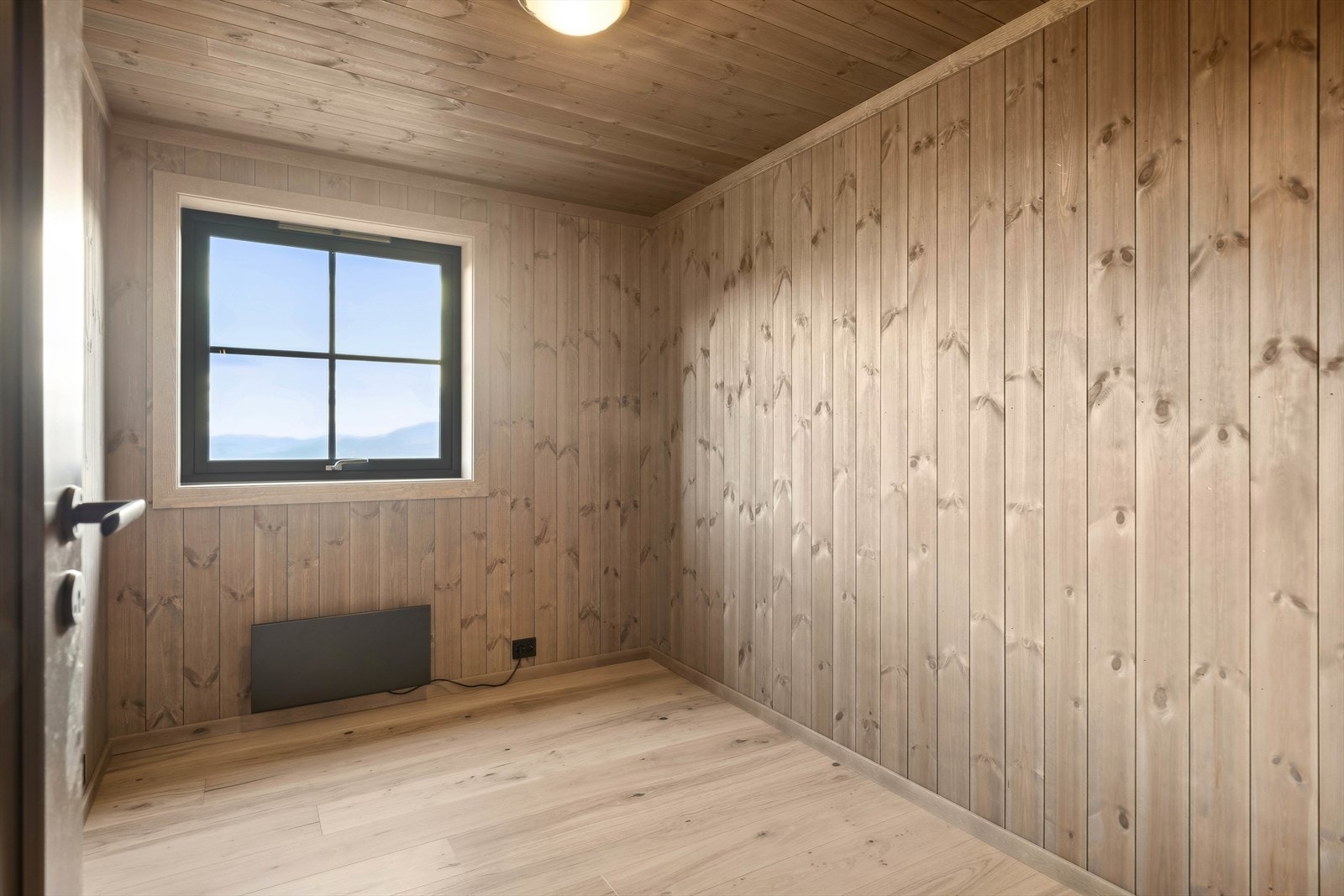 Hytta har til sammen fire soverom. Hovedsoverommet har plass til dobbeltseng og oppbevaringsmøbel, samt adkomst til eget bad. Galleribilde