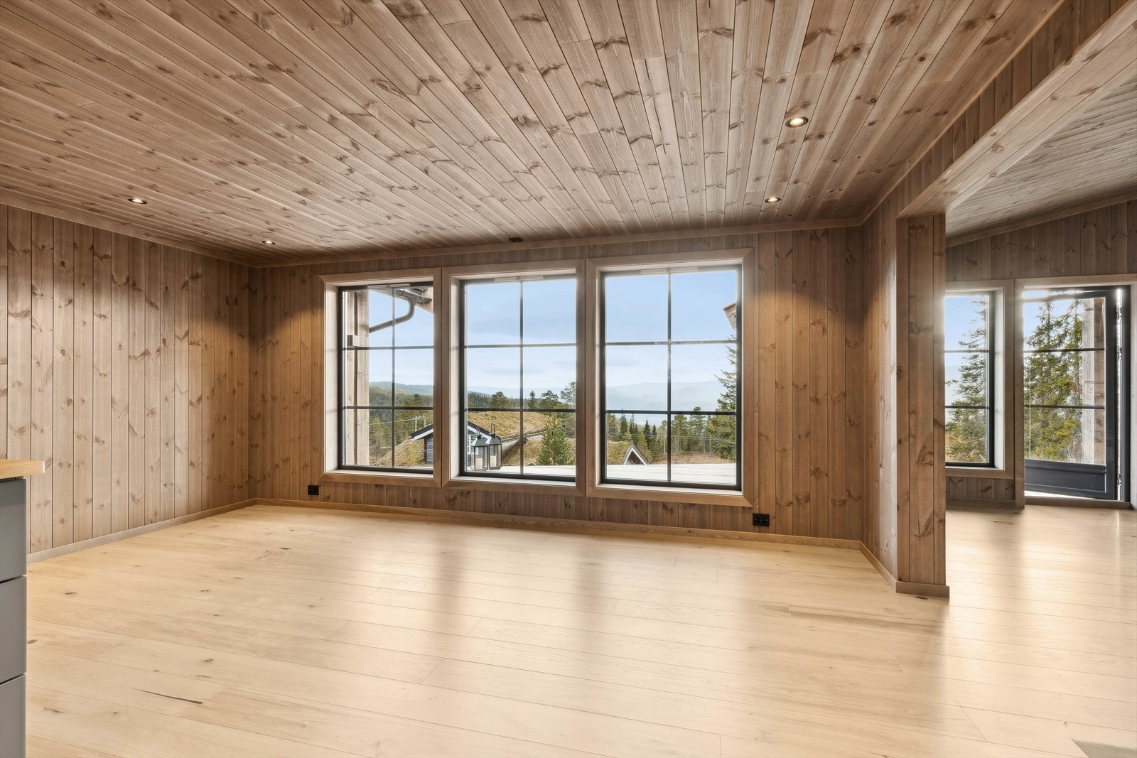 Hytta har rause vindusflater som slipper inn godt med dagslys og lar den nydelige utsikten komme til sin rett. Galleribilde