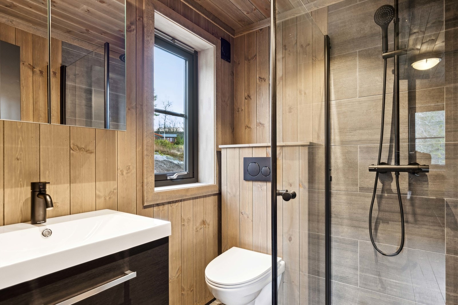 Rommet har fliser på gulv og i dusjnisje. Elektrisk gulvvarme. Galleribilde