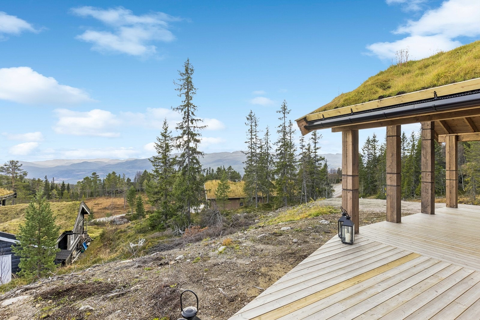 Fantastiske turmuligheter til Gråfjell, Norefjell m.fl. For en opplevelse av Øst-Norges videste utsikt anbefales en fin og familievennlig topptur opp til Høgevarde. Galleribilde