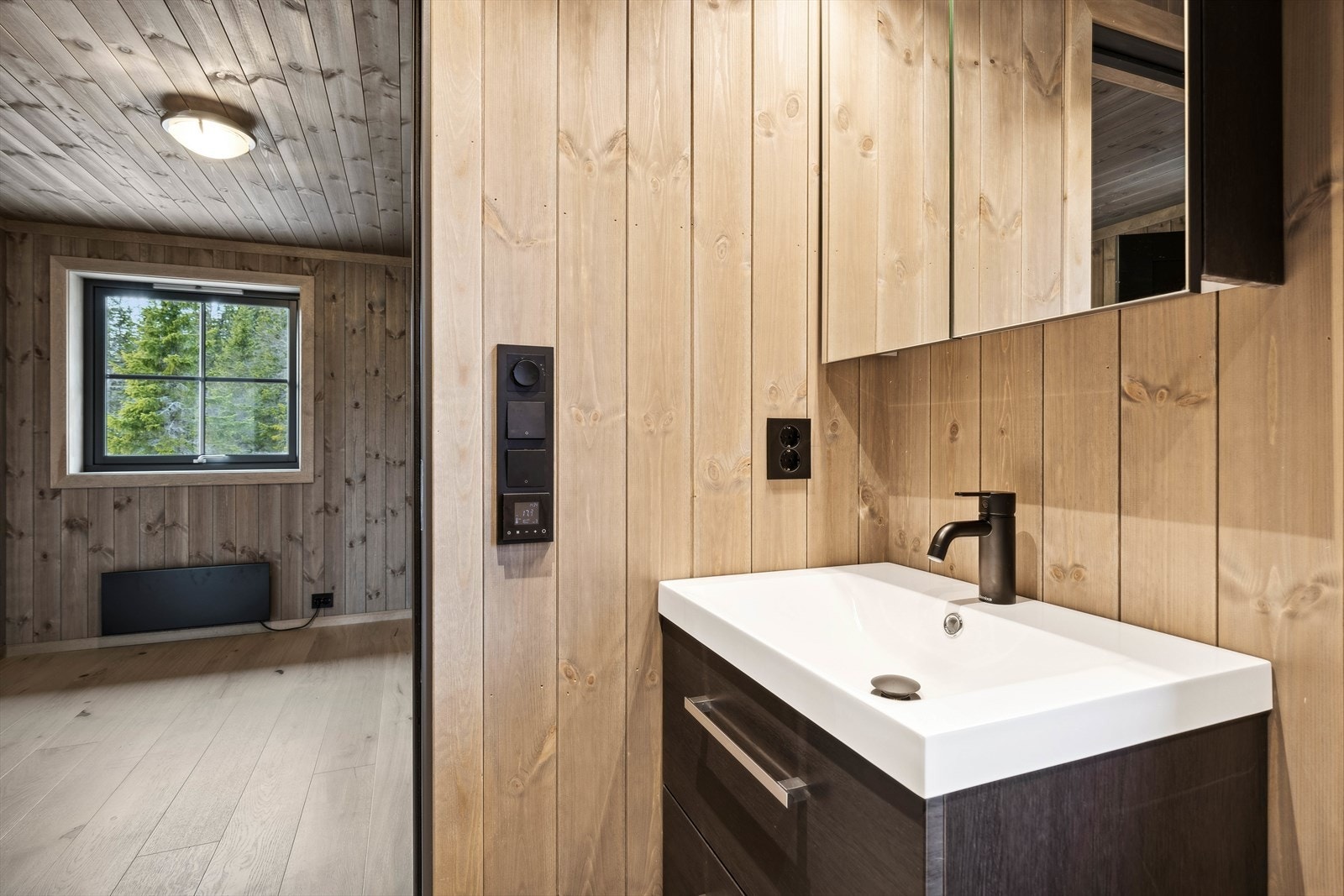 Badet har direkte adkomst fra hovedsoverommet. Galleribilde