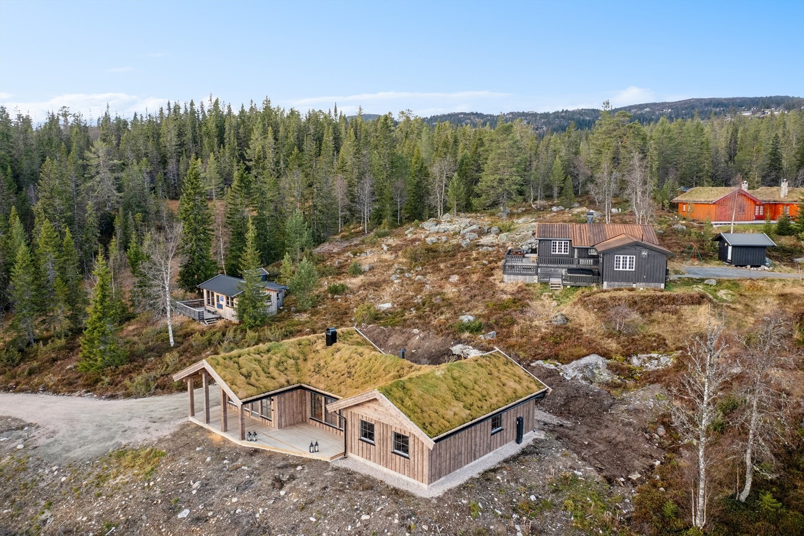 Hytta selges med §12-garanti (med forbehold om at eiendommen selges innen 6 mnd. etter ferdigstillelse, og kjøper er å anse som forbruker). Galleribilde