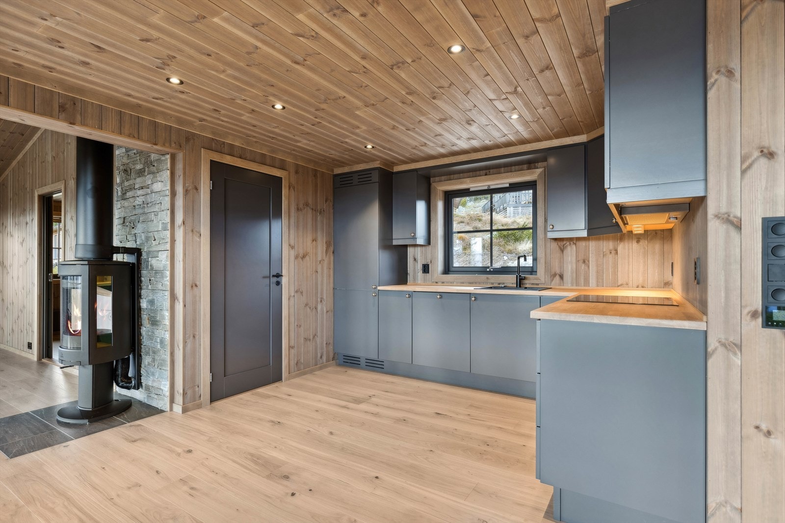 Kjøkkenet har adkomst til en praktisk, innvendig bod for oppbevaring av tørrvarer o.l. Galleribilde