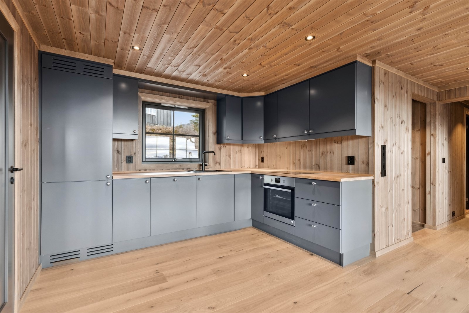 Kjøkkenet har god oppbevarings- og arbeidsplass og er utstyrt med integrerte hvitevarer fra AEG. Galleribilde