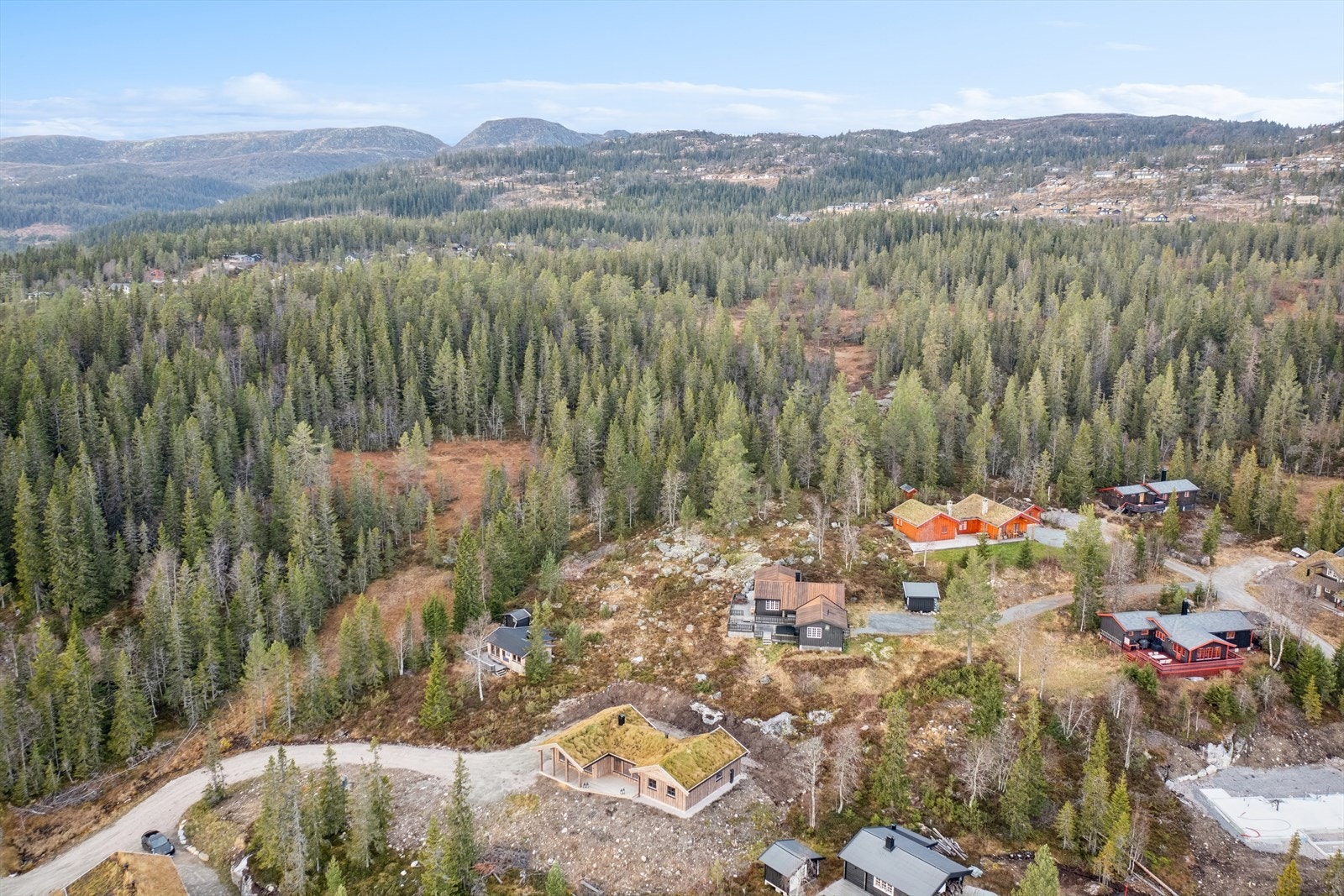 Det er gangavstand til Tempelseter fjellstue - Et koselig sted for hele familien, med god og lokal mat, bar, utleie av lokaler samt take away og catering. Her finner man også skitrekk og bakke på ca. 500 meter. Galleribilde