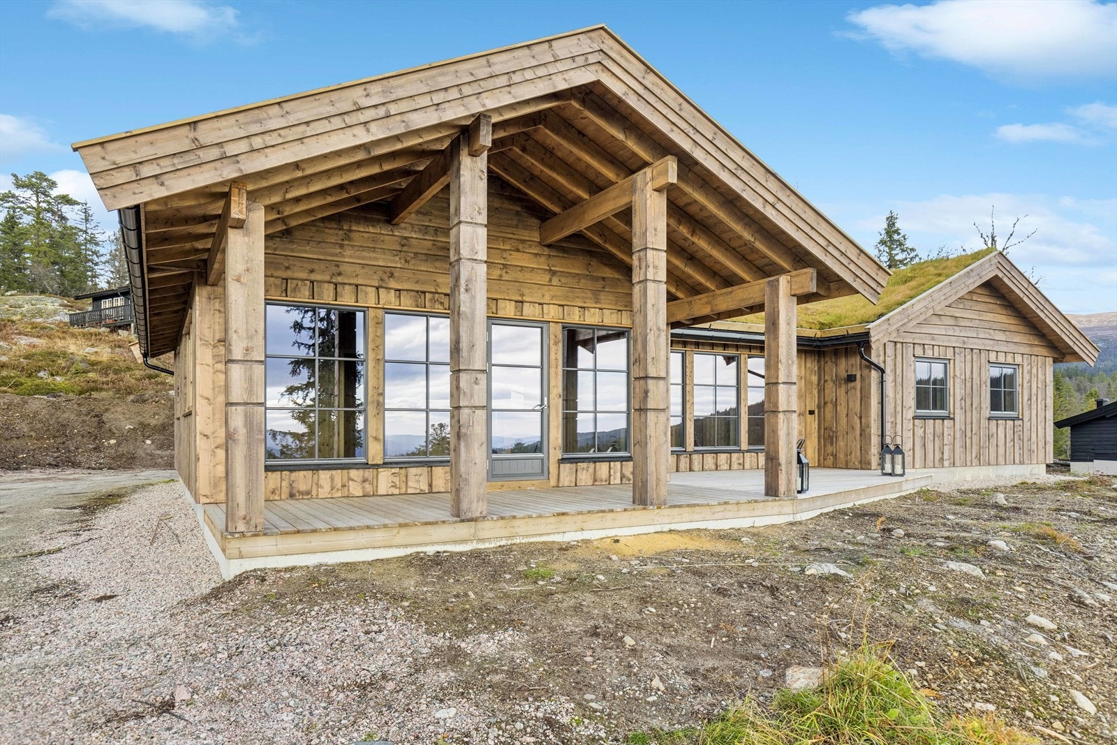 Hytta har et flott uttrykk med torvtak og beiset villmarkspanel - Her møtes tradisjonelle og moderne løsninger i skjønn forening! Galleribilde