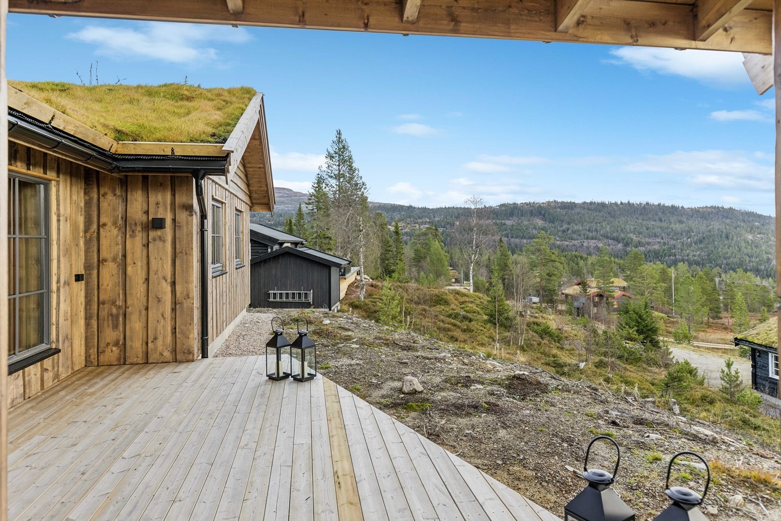 Eiendommen ligger ca 743 m.o.h i naturskjønne omgivelser på Torebråtan ved Tempelseter. Galleribilde