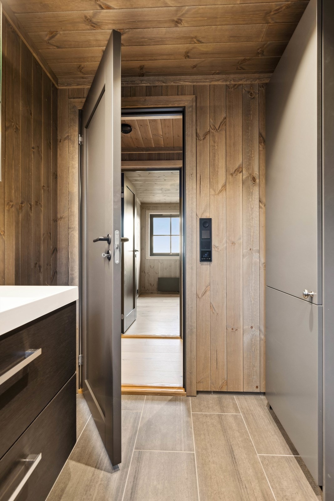 Rommet har fliser på gulv og i nisje. Elektrisk gulvvarme. Galleribilde