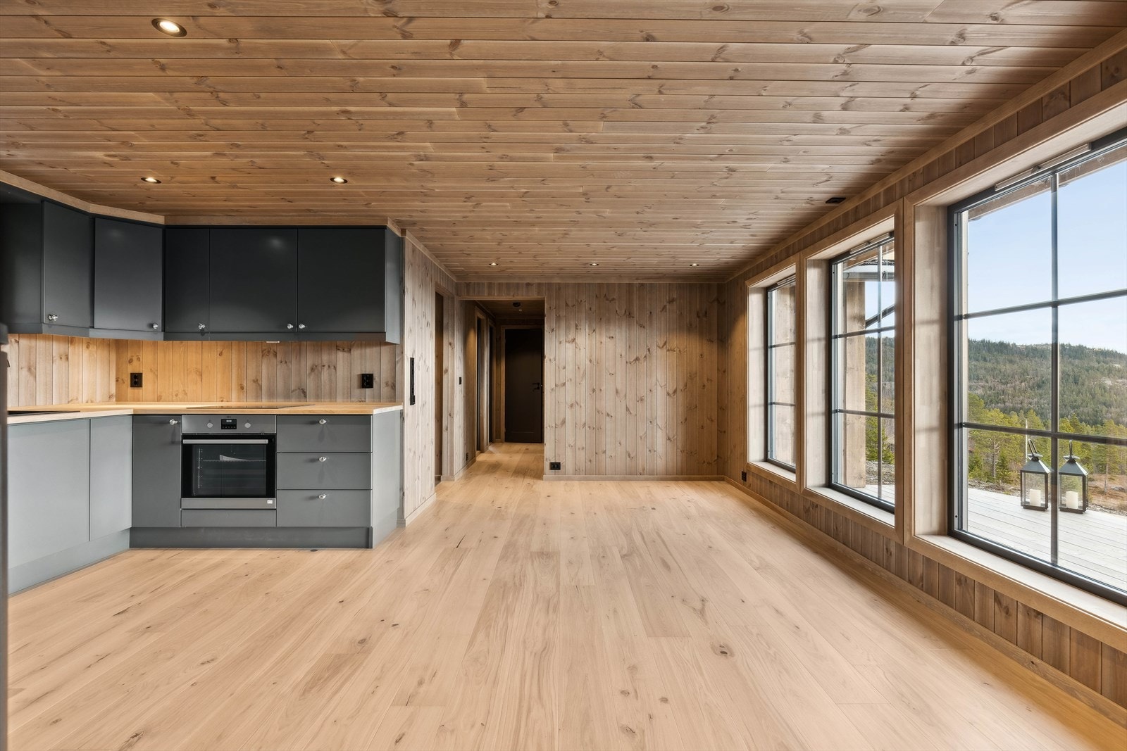 Rommet har god plass til stor spisegruppe. Galleribilde