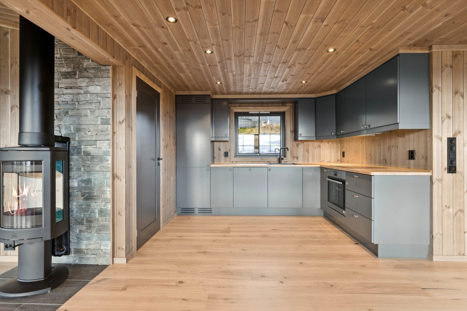 Hytta holder en gjennomført og moderne hyttestandard med utstrakt bruk av enstavs eikeparkett og panel. Kjøkken/spisestue har downlights i himling. Galleribilde