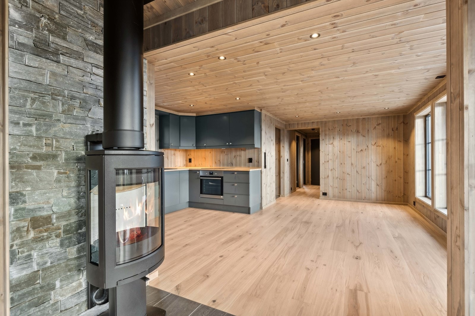 Det er montert en dekorativ peisovn, som seg hør og bør i ei fjellhytte.
Peisovnen har vinduer på tre sider og er plassert mellom kjøkken/spisestue og stue. Galleribilde
