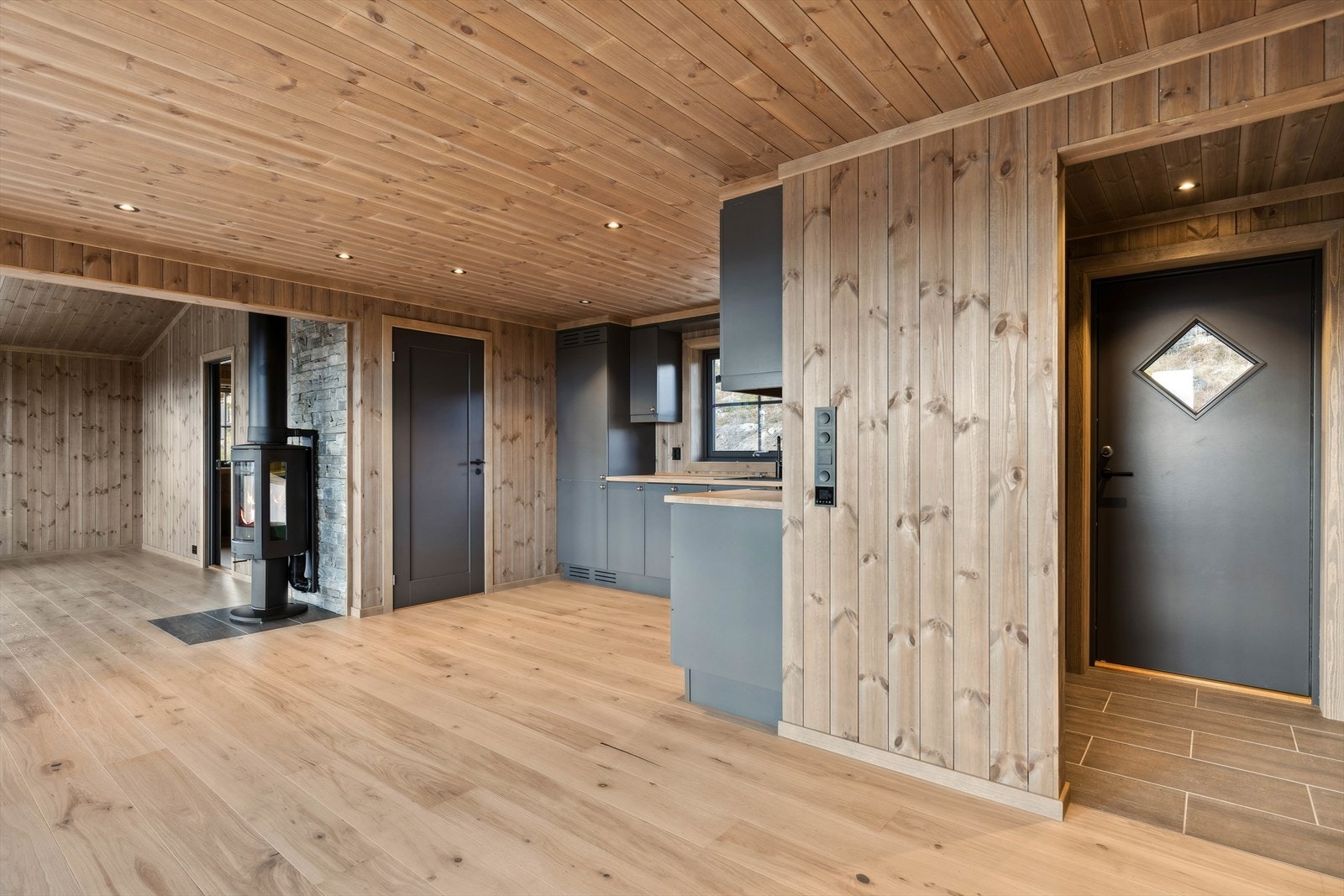 Det er for øvrig varmekabler i gulv i alle rommene i hytta, med unntak av soverom og bod. Dette skaper en meget lun og behagelig atmosfære, selv på de kaldeste vinterdagene. Galleribilde